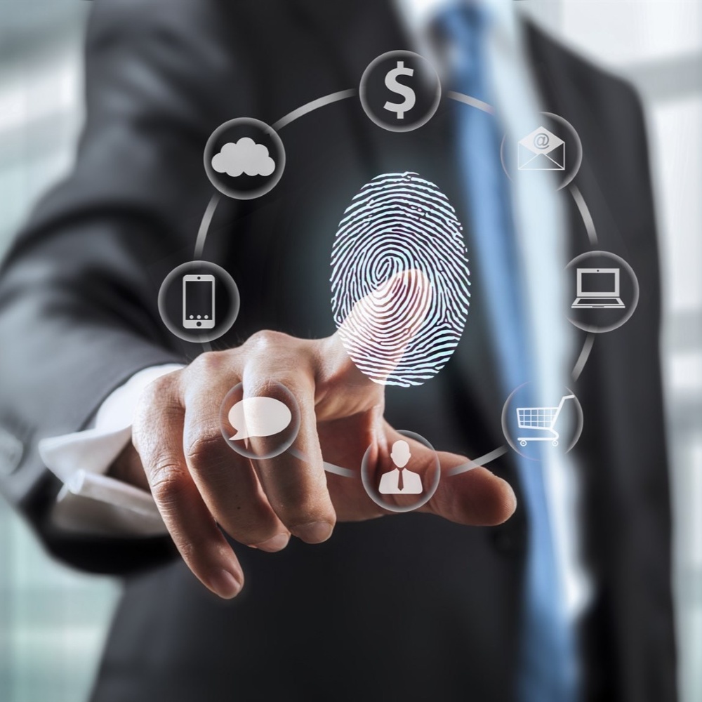 坚固耐用的手持设备配备指纹生物识别功能，助力新兴市场提升选举公正性和公民参与度。